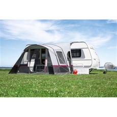 Fortelt med moderne design, kuppeltak, store vinduer og frontinngang ved campingvogn på gressplen.